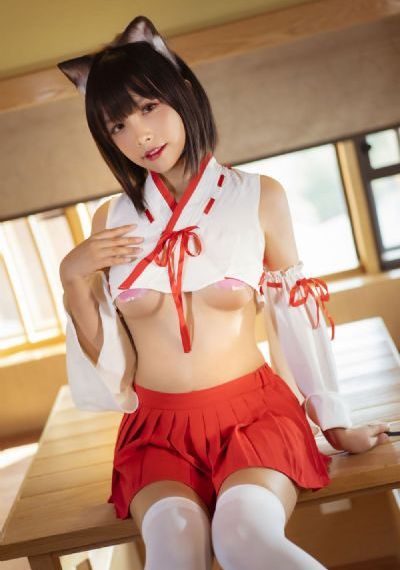 赤裸红唇