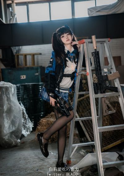 刷子刷女生子脚底心羽毛